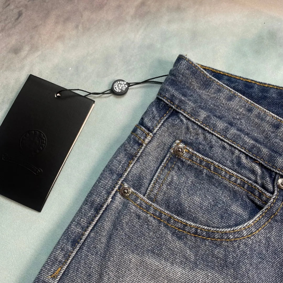 🅿️290 🔘Style number-KL162 🔘Croxin 𝐂𝐡𝐫𝐨𝐦𝐞 𝐇𝐞𝐚𝐫𝐭 city limited Sanskrit cross patch leather jeans* These Croxin city limited series jeans are a very popular limited edition in the fashion circle! It is made of classic blue denim, which has a great texture, is crisp and soft, and is extremely durable. The colorful crosses and letter patterns on the pants are so eye-catching. The crosses are available in blue and white, and are presented through exquisite craftsmanship. They have a strong three-dimensional effect and the colors are not easy to fade. The letter pattern is exquisite and paired with the cross, it is full of fashion. In terms of production technology, Croxin has always pursued perfection. The wiring is neat, the hardware accessories are customized, and the buttons, zippers, etc. all have Croxin's signature details, giving it a full sense of luxury. The straight version doesn't matter the shape of your legs. It looks good on both thick and thin legs, and it's super versatile. The matching suggestions are as follows: Street fashion style: Wear a loose white hooded sweatshirt on the upper body, a black Crow Heart leather jacket, black high-top Converse or Martin boots, and then put on a Crow Heart silver necklace or ring to look cool and handsome. Casual fashion style: Pair with a solid-color short-sleeved T-shirt, such as black, white and gray, which looks great. Wear white Nike sneakers and carry a heart-shaped crossbody bag. It is comfortable and fashionable for daily outings. Retro personality style: Wear a floral shirt tucked into the waistband, and pair with retro western boots or designer dad shoes to easily create a retro personality atmosphere. These pants are fashionable and versatile. They can also be worn as a couple's style. They are so eye-catching when out on the street! Trend lovers don’t miss it!  Size: S M L XL (28.30.32.34) Color: Blue